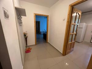 um corredor com uma porta que conduz a uma cozinha em Aparthotel Brasov Neptun em Braşov