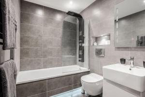 Guest Homes - Maple Court tesisinde bir banyo