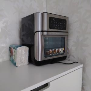 a microwave oven sitting on top of a counter at Lyckans Lodge in Dösjebro