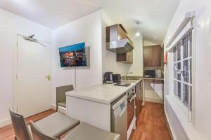 Dapur atau dapur kecil di 2 Bed Piccadilly Apartment- 1