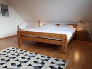 um quarto com uma cama grande e piso em xadrez em Ferienhaus Lille Strandhus em Holnishof