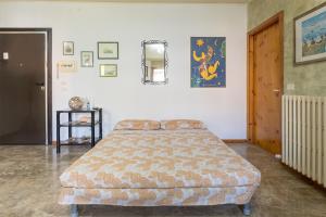 een slaapkamer met een groot bed in een kamer bij Shell Apartment - Spazioso Attico Con WiFi Gratuito e Posto Auto in Perugia