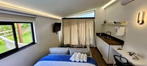 a small bedroom with a bed and a window at Monte Paraíso - banheira e vista da Pedra Menina in Espera Feliz