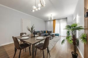 a living room with a table and chairs and a couch at Luxurios Modern Apartment Marina Bay in Durrës