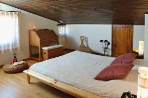 1 dormitorio con 1 cama grande y piano en La Ginesta Rural, cerca de Sitges, en Canyelles