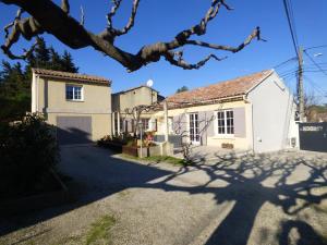 - Vistas a una casa y a un árbol en Chambre d'Hôtes entre Provence et Camargue en Beaucaire