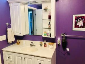 ein Badezimmer mit Waschbecken und Spiegel in der Unterkunft The Wellington Lake Cottage in Middlebury + 74 Fotos