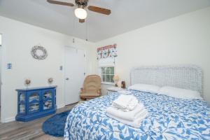 1 dormitorio con 1 cama con toallas en Close Enough home, en Emerald Isle