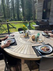 uma mesa de madeira com pratos de comida em L'hôthentique proche Arras em Saint-Laurent-Blangy