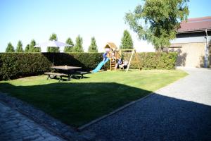 - une aire de jeux pour enfants dans la cour dans l'établissement Rozenberghoeve, 