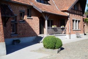 Cette maison en briques dispose d'une terrasse couverte et d'un balcon. dans l'établissement Rozenberghoeve, 