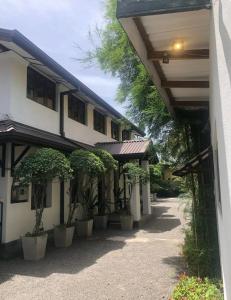 um edifício com vasos de plantas à sua frente em The Manor 1926 em Colombo