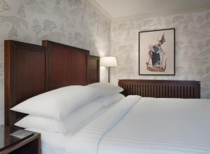 Postel nebo postele na pokoji v ubytování Delta Hotels by Marriott Breadsall Priory Country Club