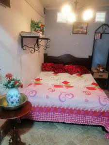 a bed in a room with a vase on a table at Casa campestre Rancho San Juan in El Pantano