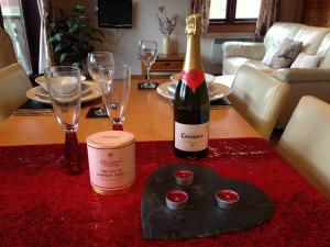Watermeadow Lakes & Lodges في North Perrott: زجاجة من النبيذ موضوعة على طاولة
