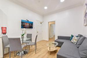 倫敦的住宿－2 Bed Piccadilly Apartment- 2，客厅配有沙发和桌子