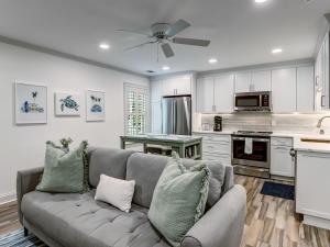 Gorgeous Home by Crawford Square w Private Parking, Heated Pool Access by Southern Belle Savannah 휴식 공간