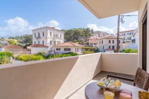 d'un balcon avec une table et une vue sur la ville. dans l'établissement Samos Tropic Apartments, à Ríva