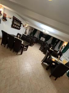 an overhead view of a restaurant with tables and chairs at Pensiunea Sandra in Ocna Şugatag