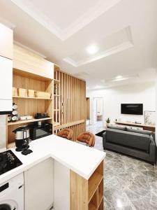 Dapur atau dapur kecil di Astara Boulevard stay