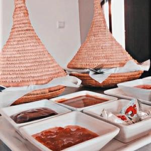 uma mesa com pratos de comida numa mesa com cestos em sidi kaouki ayt karoum em Sidi Kaouki