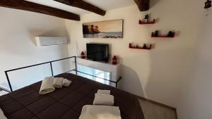 - une chambre avec un lit noir et deux chaises blanches dans l'établissement Palazzo della Loggia B&B, à Naples