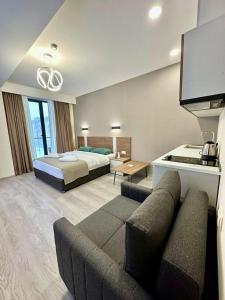 Postel nebo postele na pokoji v ubytování Crystal Wood Bakuriani Apartment 401