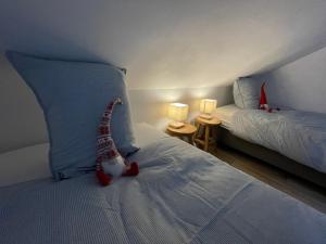 Postel nebo postele na pokoji v ubytování Le grenier de Charlotte