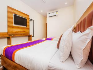 Postel nebo postele na pokoji v ubytování Hotel Era Mumbai