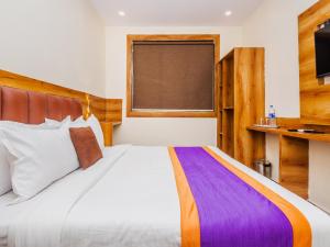 Postel nebo postele na pokoji v ubytování Hotel Era Mumbai