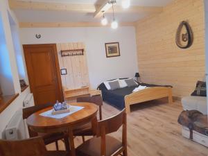 Posedenie v ubytovaní Apartament we Wsi