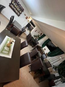 una vista sul soffitto di una camera con tavolo e sedie di Pensiunea Sandra a Ocna Şugatag