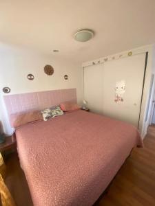 1 dormitorio con 1 cama con colcha roja en Casa en coquimbo, en Coquimbo
