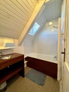 uma casa de banho com um lavatório e uma banheira em Chalet St Lary Pla d'Adet em Saint-Lary-Soulan