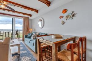 uma sala de estar com uma mesa e um sofá em Oceanfront Condo with Gorgeous Views, 2 pools, Direct Beach Access em Tybee Island