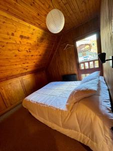 um quarto com uma cama num quarto de madeira em Chalet St Lary Pla d'Adet em Saint-Lary-Soulan
