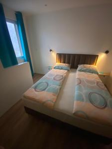 Cama grande en habitación con ventana en Blue Lagoon Apartments en Crni Vrh