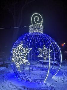 Una gran bola azul de Navidad con luces de copo de nieve. en Apartament Dominik, en Głuszyca