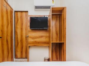 TV a/nebo společenská místnost v ubytování Hotel Era Mumbai