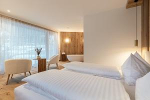 2 camas en una habitación de hotel con ventana en Chalet Samont en Laion