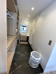 - un couloir d'une cuisine avec une poubelle dans l'établissement T2 NEUF - Terrasse, à Rosny-sous-Bois