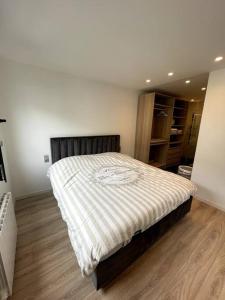 - une chambre avec un grand lit dans l'établissement T2 NEUF - Terrasse, à Rosny-sous-Bois