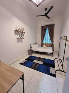 - un salon avec un lit et un tapis au sol dans l'établissement Bukit katil Villa Anjung Kaseh Peaceful 4 bedroom Villa With Swimming Pool, à Malacca
