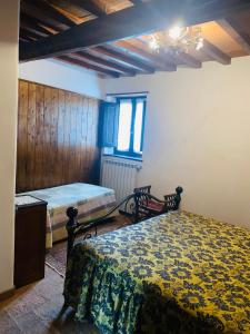 - une chambre avec 2 lits et un lustre dans l'établissement Il Colle - Apartment Giglio, à Florence