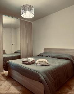 ein Schlafzimmer mit einem Bett mit Handtüchern darauf in der Unterkunft Appartamento accogliente con terrazzo panoramico in Telese