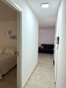 um quarto com uma cama e um sofá em Alojamiento confortable para tus días en Córdoba. em Córdoba