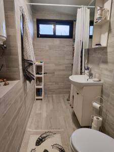 een badkamer met een toilet en een wastafel bij Вили Таормина и Месина in Chernomorets