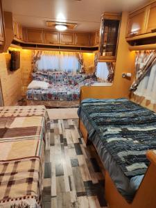 twee bedden in een kleine kamer in een trein bij Вили Таормина и Месина in Chernomorets