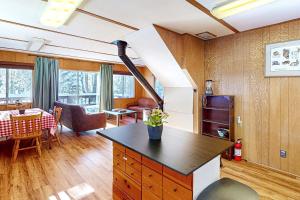 una cucina e un soggiorno con scala a chiocciola di Conifer Haus a Soda Springs