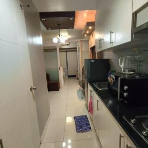 - une cuisine avec un évier et un comptoir dans l'établissement Phert's apartment, à Manille
